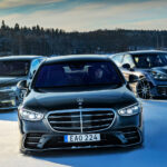 Notera Mercedes gigantiska svarta block i grillen. En inte helt anonym placering av diverse sensorer och kameror.