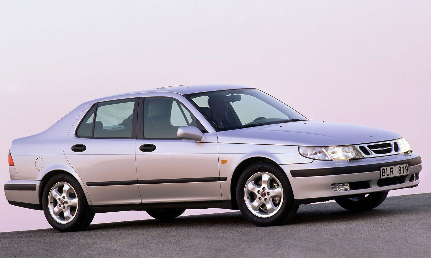 Saab 9-5 ritades av norrmannen Einar J. Hareide, Saabs dåvarande designchef som innan sin tid på tillverkaren hade jobbat på Mercedes-Benz. Förutom 9-5 ritade han även Saab 900 (1994).