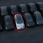 Vårt tyska drönarteam hittade bara några enstaka vita Tesla Model Y Performance utanför den nya fabriken Giga Berlin-Brandenburg. Kan denna vara Peders?
