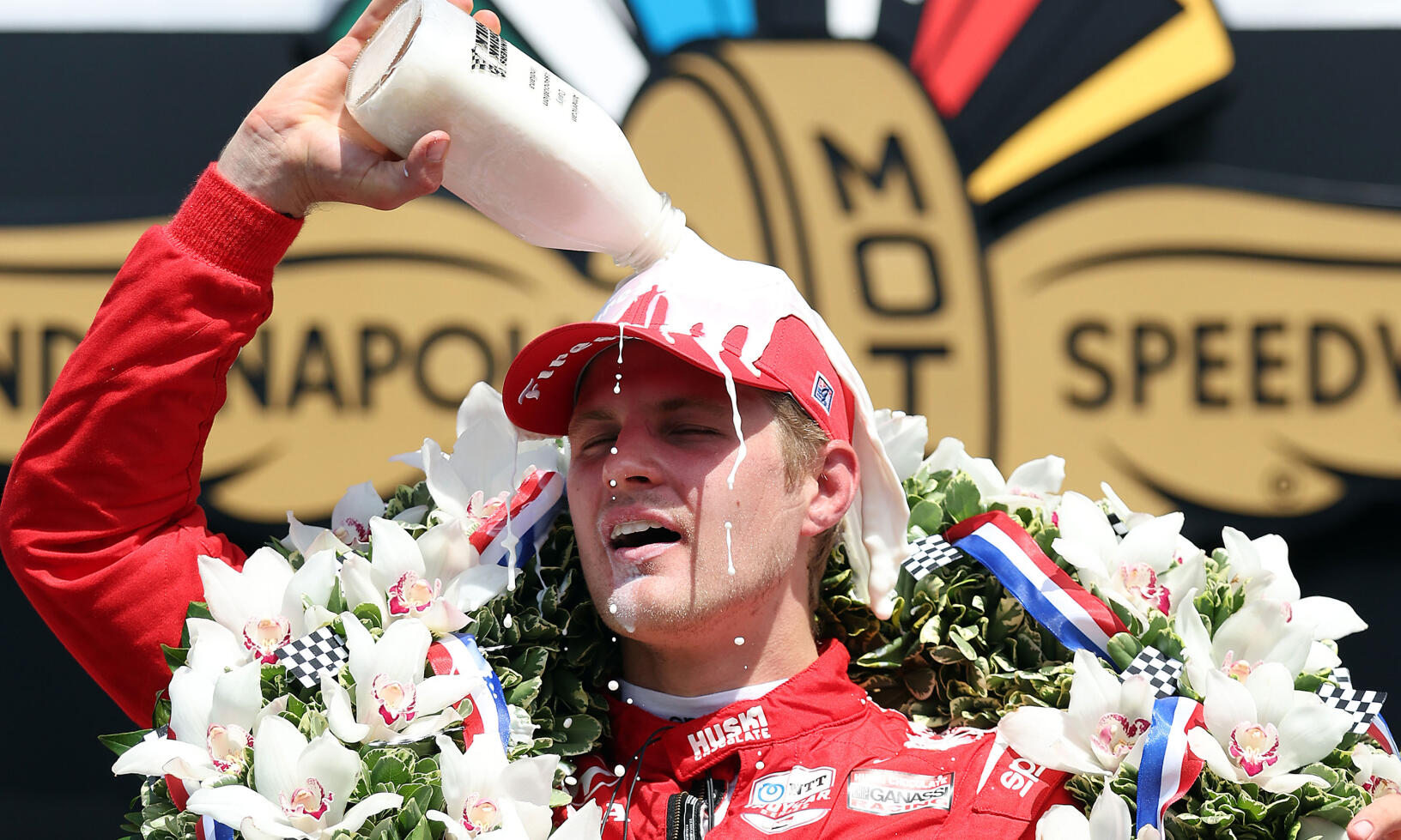 Marcus Ericsson duschar sig själv i den obligatoriska mjölken efter segern i det 106:e Indy 500 den 29 maj 2022.