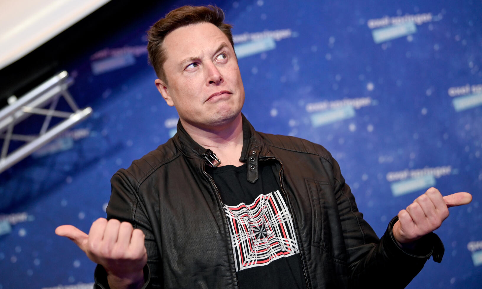 Det är inte så muntert för Elon Musk just nu. Twitter-köpet tvingar honom att sälja drivor av Tesla-aktier. /// FOTO: Britta Pedersen-Pool/Getty Images