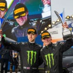 Kartläsaren Elliot Edmondson tillsammans med Oliver Solberg efter vinster i WRC2-klassen i Svenska Rallyt..
