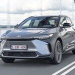 Toyota bZ4X kör över en bro.