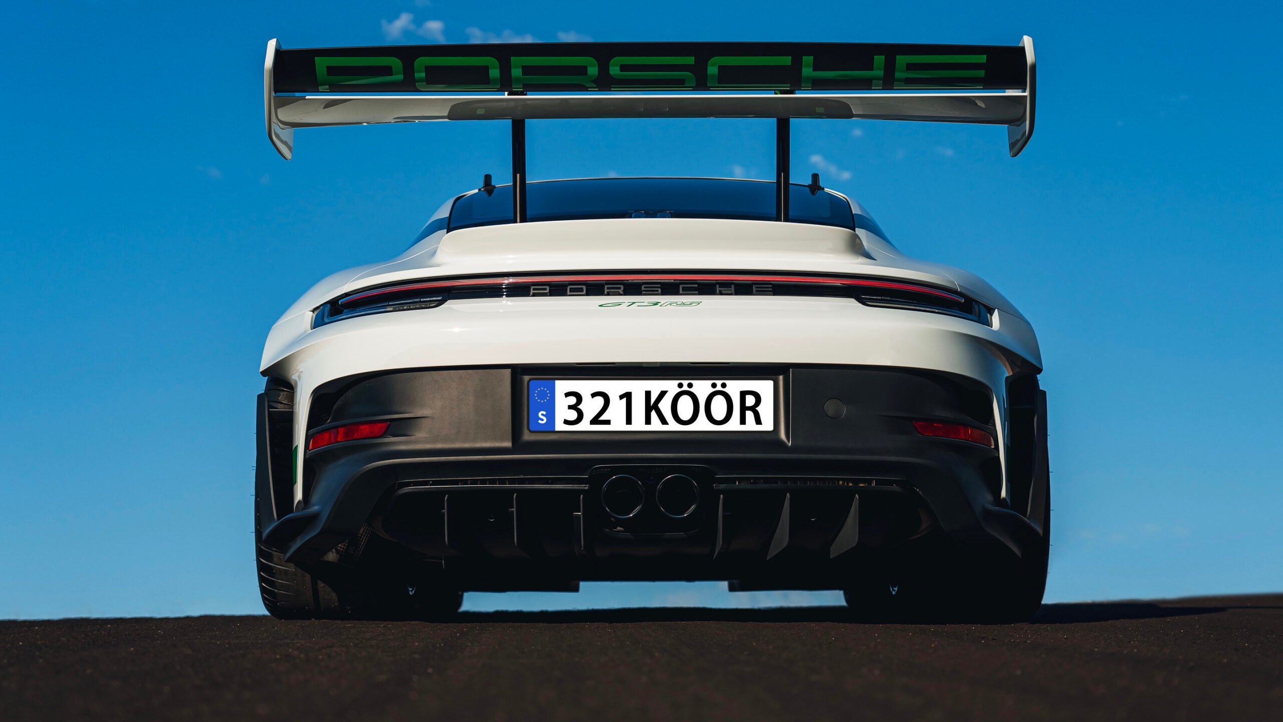 Porsche 911 GT3 RS bakifrån med personlig regskylt.