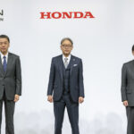 De högsta cheferna för Honda, Nissan och Mitsubishi uppställda mot en vit vägg.