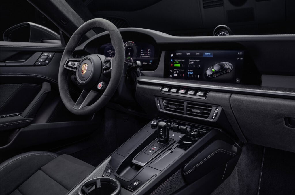 Interiören i Porsche 911 GTS-hybrid. 