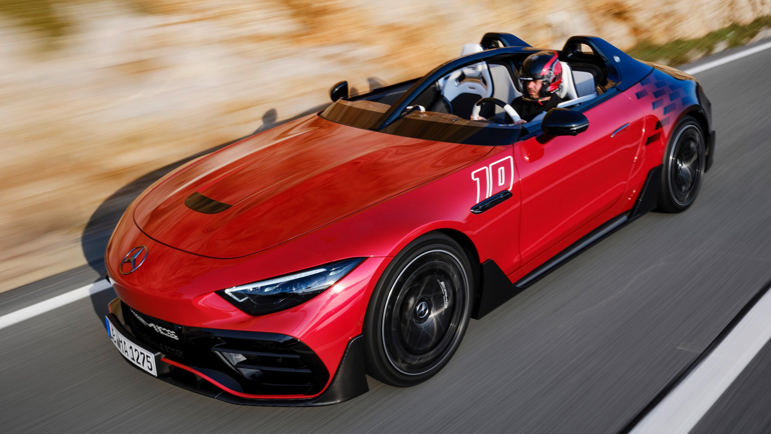 Taklösa Mercedes-AMG PureSpeed snett ovanifrån.