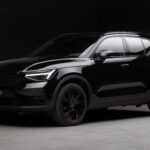 Svart Volvo XC40 Recharge Black Edition.