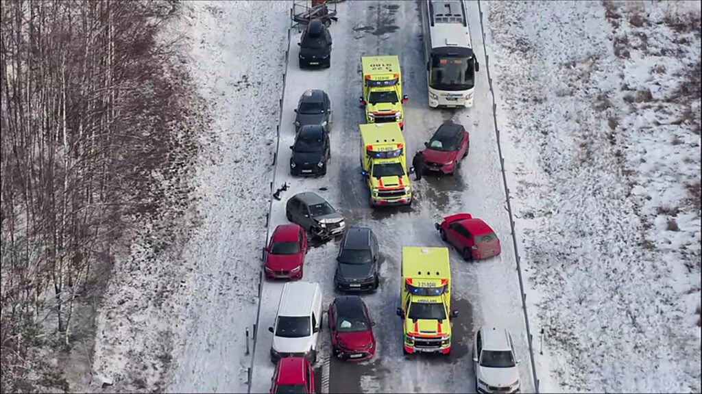 Drönarbild av olycksplatsen på E18.
