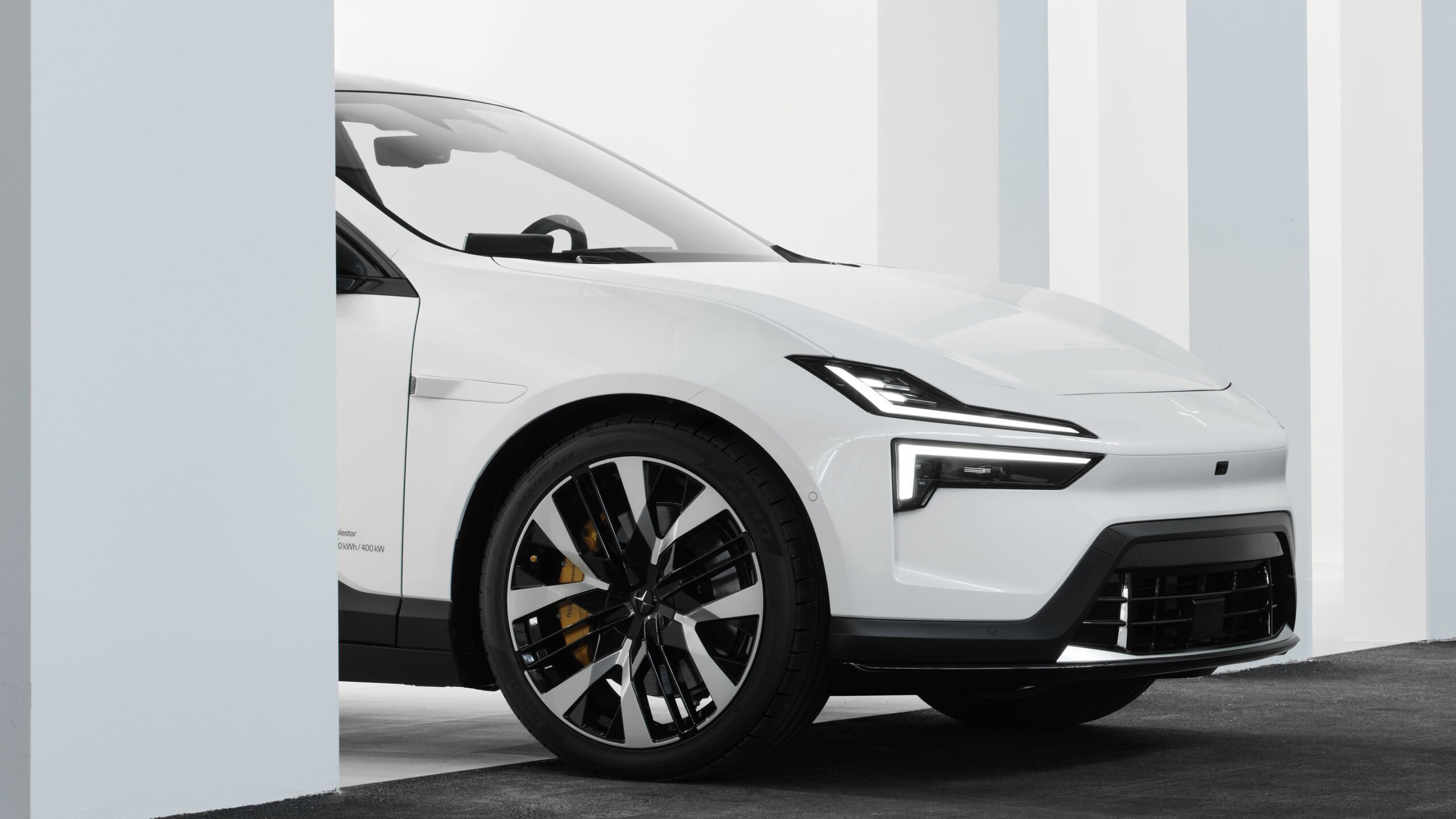 Fronten av en vit Polestar 4.