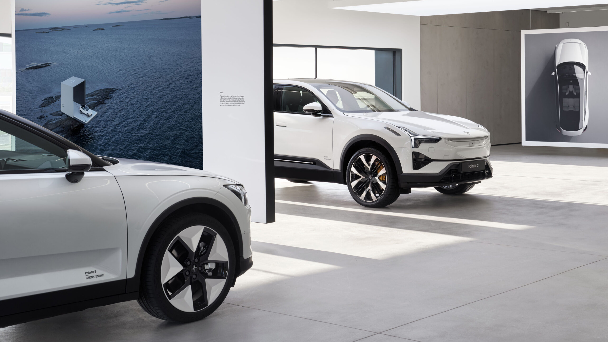 Två Plestar-bilar i ett showroom.