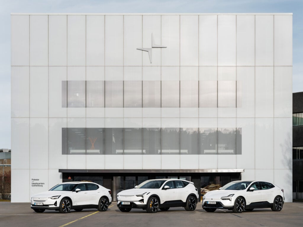 Vita Polestar 2, 3 och 4 utanför Polestars huvudkontor.