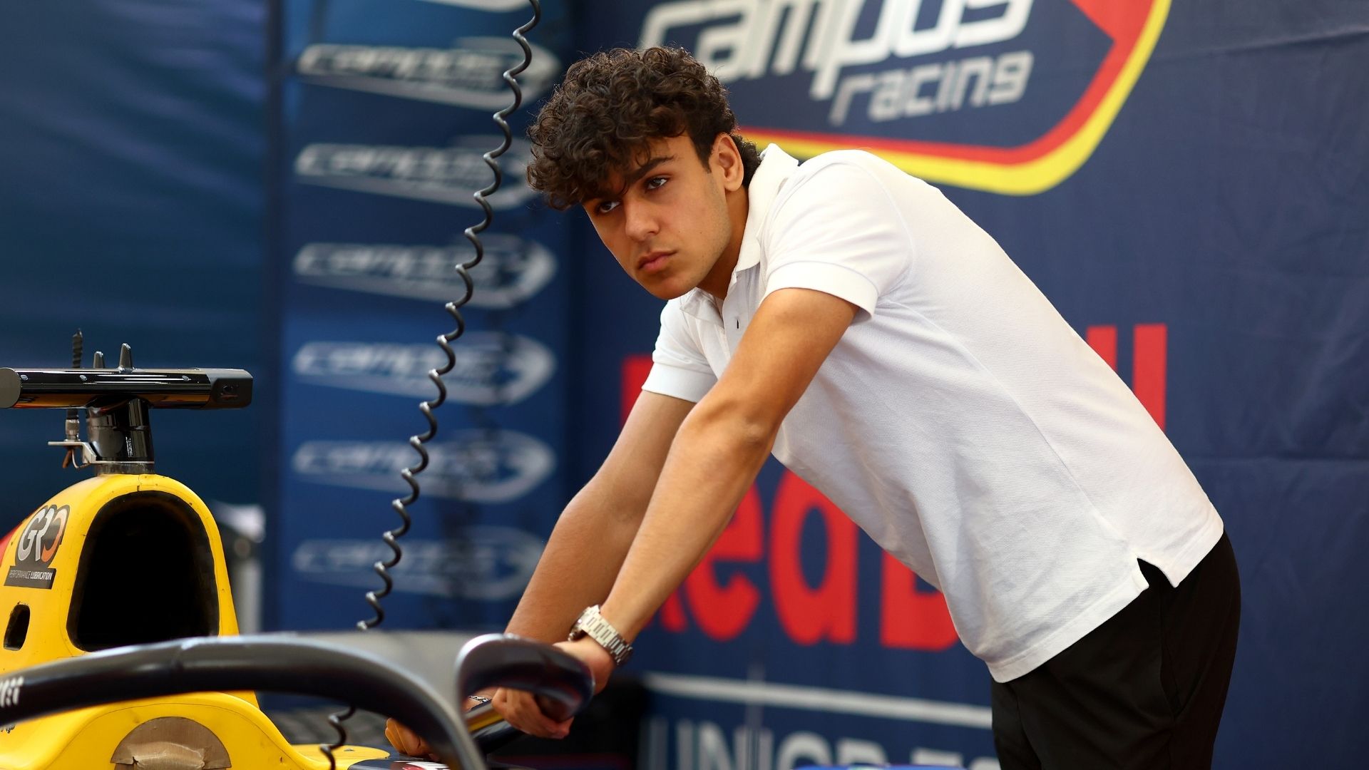 Arvid Lindblad i Campos Racings depå inför sin F2-debut. Den svensk-brittiske Red Bull-junioren har nu tillräckligt med Super Licence-poäng för en framtida F1-chans.