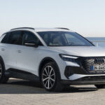 Audi Q4 40 e-tron i vitt fotad snett framifrån.
