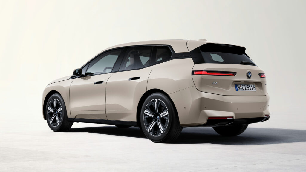 BMW iX snett bakifrån.