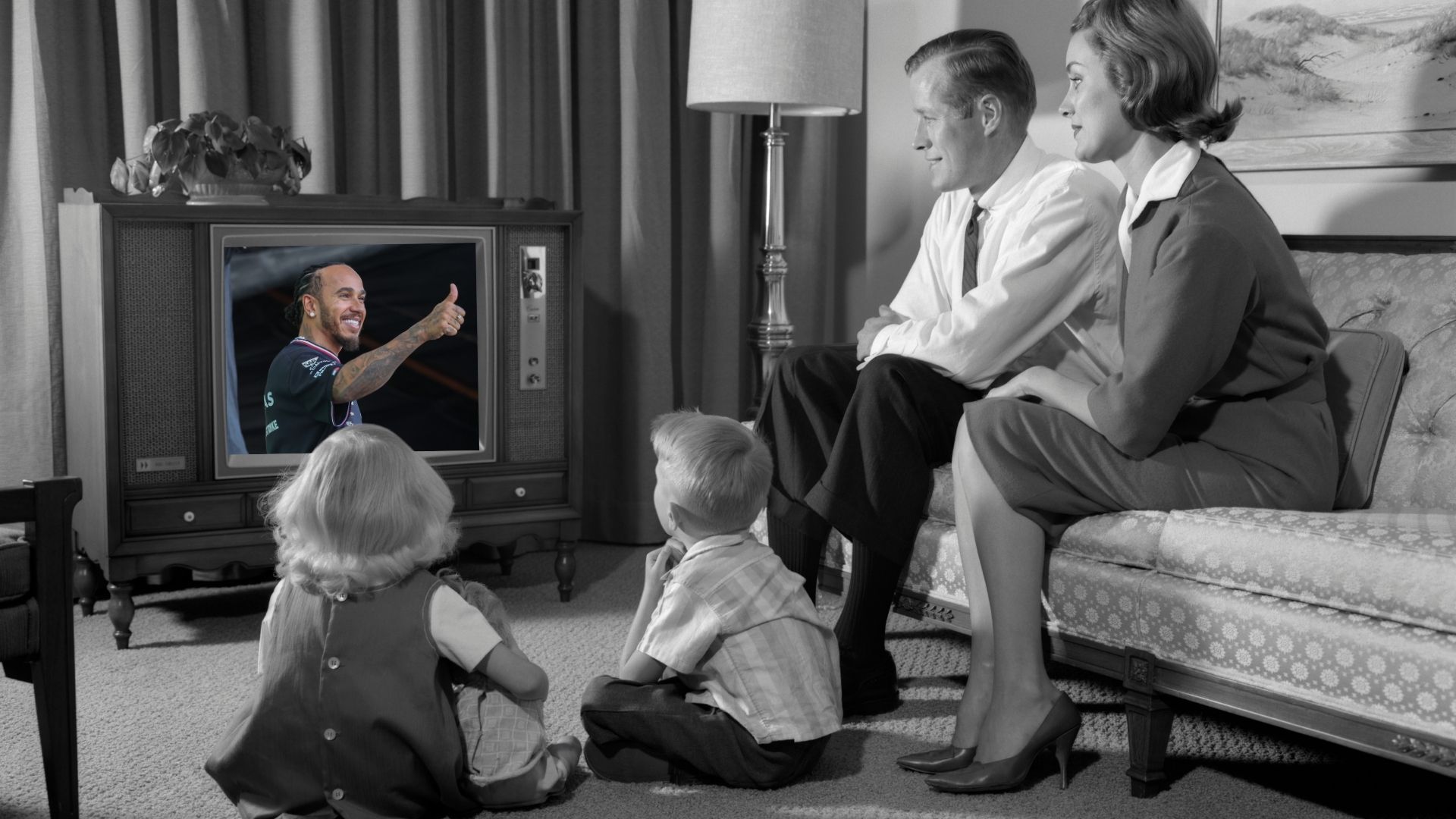 En retrobild av en familj som sitter i vardagsrummet och tittar på en Formel 1-sändning på en gammal TV, där Lewis Hamilton gör tummen upp.