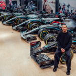 Lewis Hamilton framför sina sju titelvinnande F1-bilar.