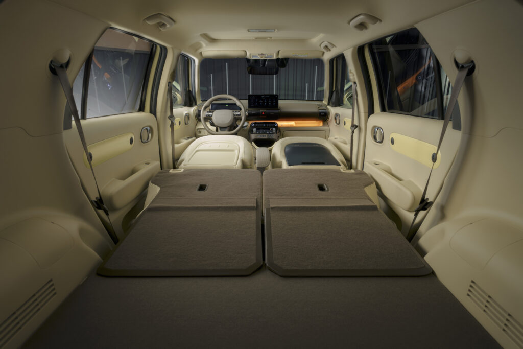 Hyundai Inster Cross med fällda säten.