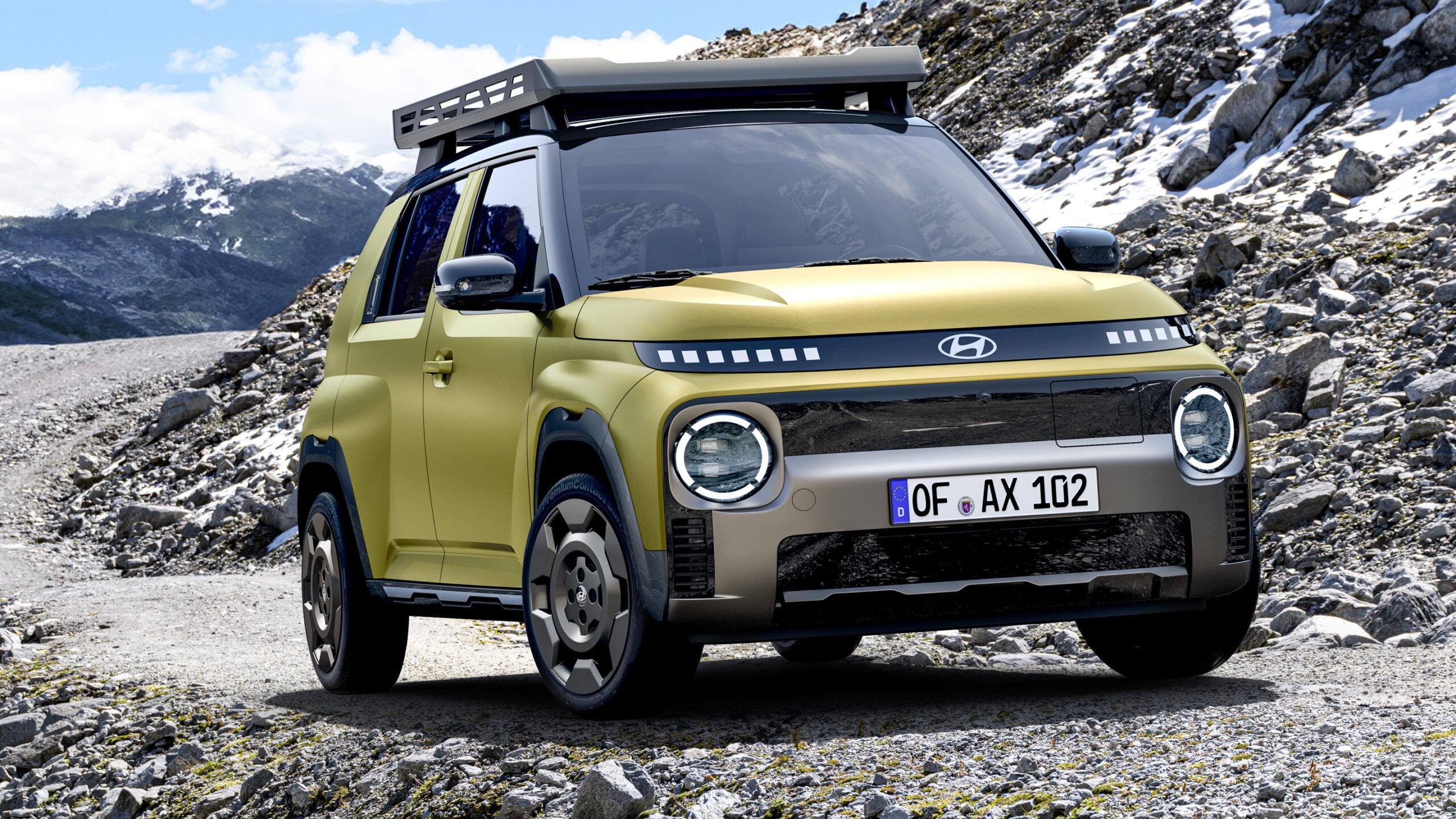 Hyundai Inster Cross på en stenväg i bergen.