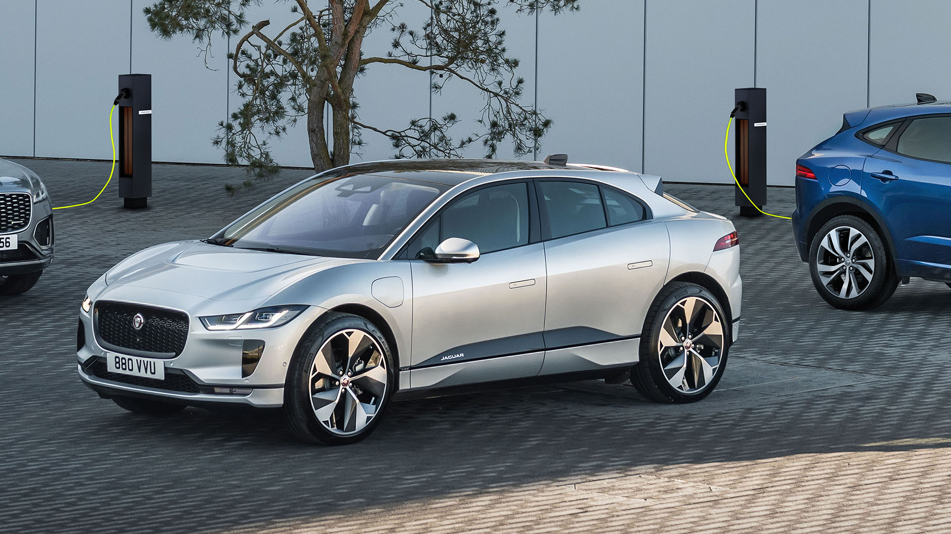 Jaguar I-Pace står och laddar.