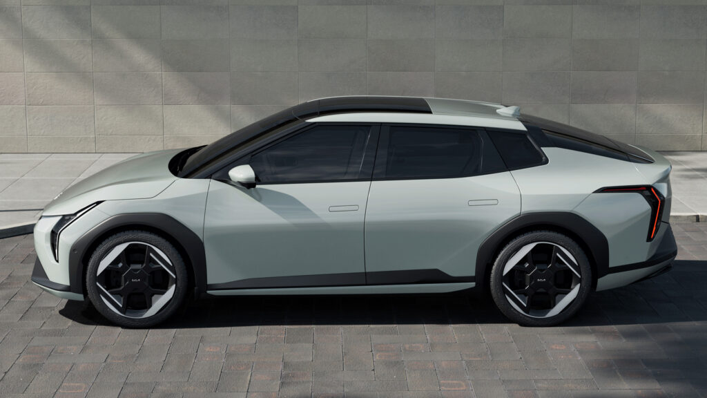 Kia EV4 Sedan från sidan