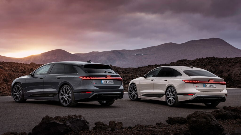 Audi A6 e-tron som kombi och halvkombi, sedda bakifrån.
