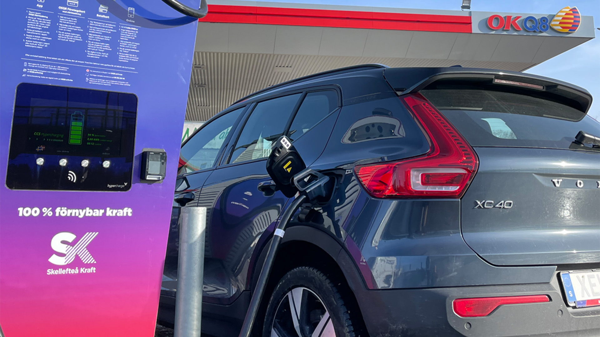 Närbild på OKQ8-laddstation som laddar en Volvo XC40.