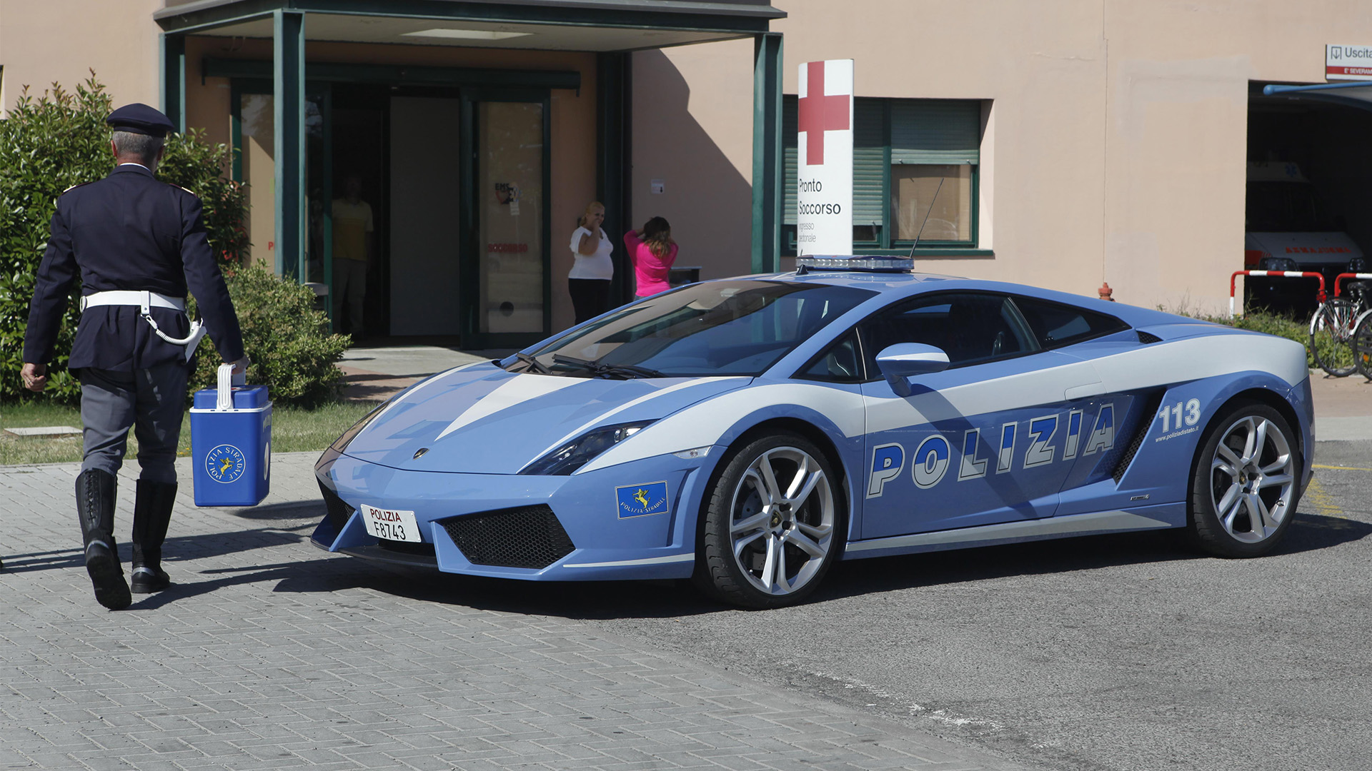 Lamborghini Gallardo framför ett sjukhus.