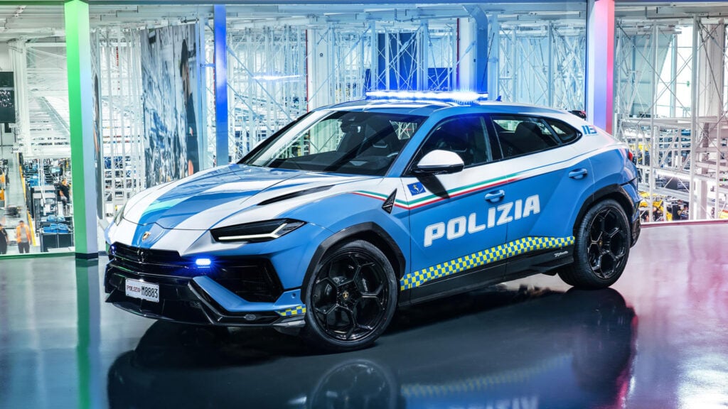Lamborghini Urus polisbil. Helbild tagen snett framifrån. 