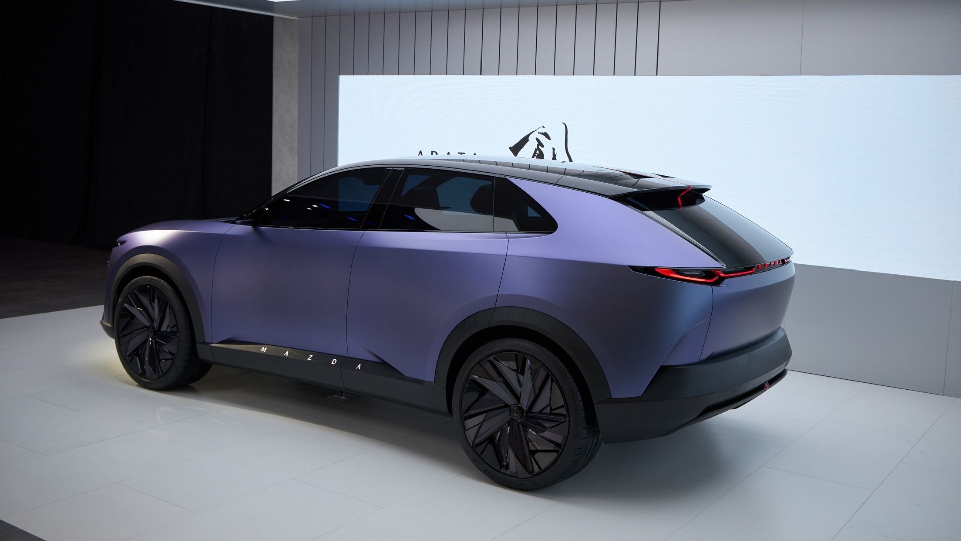 Vy bakifrån av Mazda Arata-konceptet, en elektrisk SUV med modern design, som kan ligga till grund för CX-6e.