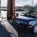 En elkonverterad Mazda Miata står och laddar.