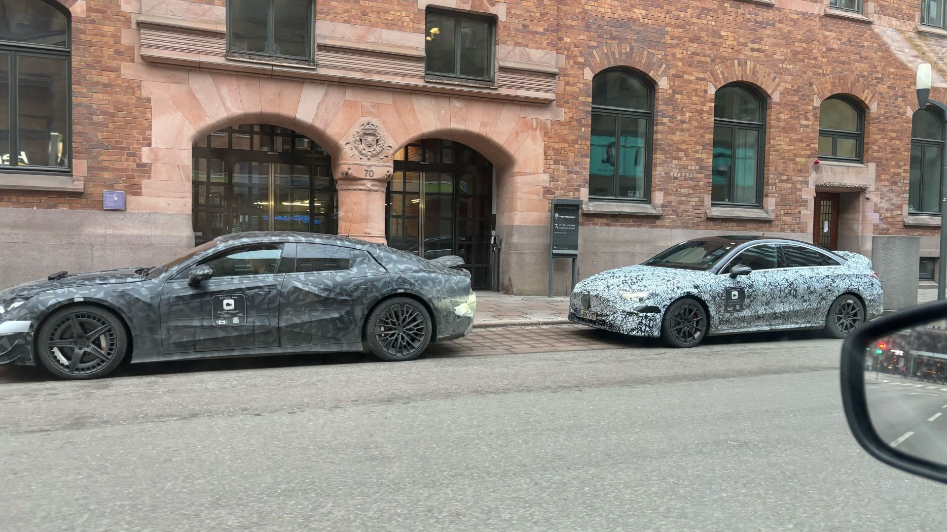 Kamouflerade Mercedes-testbilar i Stockholm, en tros vara nya CLA 2025.