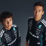 Kimi Antonelli och George Russell poserar i Mercedes nya racingdräkter designade av Adidas, med teamets klassiska färger och moderna detaljer.