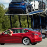 Ny Tesla körs av en biltransport.