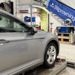 Silverfärgad Volkswagen Passat hos Bilprovningen.