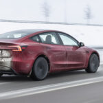 Tesla Model 3 facelift snett bakifrån på vinterväg.