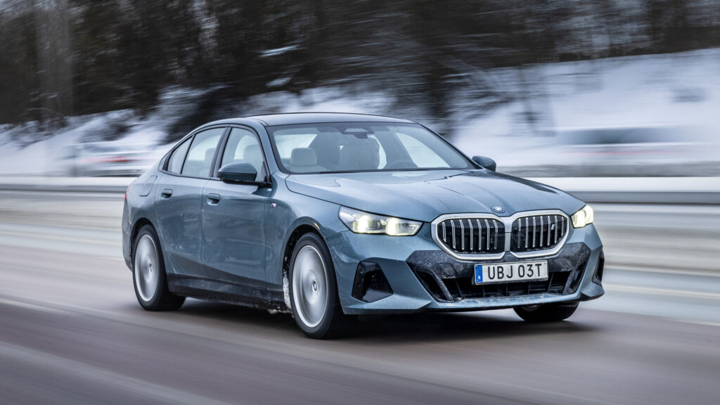 BMW i5 eDrive 40 snett framifrån på väg.
