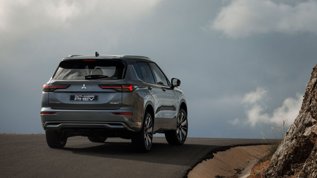 Mitsubishi Outlander Plug-in Hybrid på väg bort ur bild med fokus på bilens akter. 