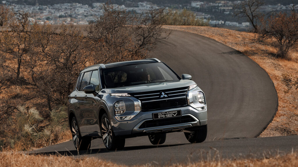 Mitsubishi Outlander Plug-in Hybrid kör på en slingrig väg. 