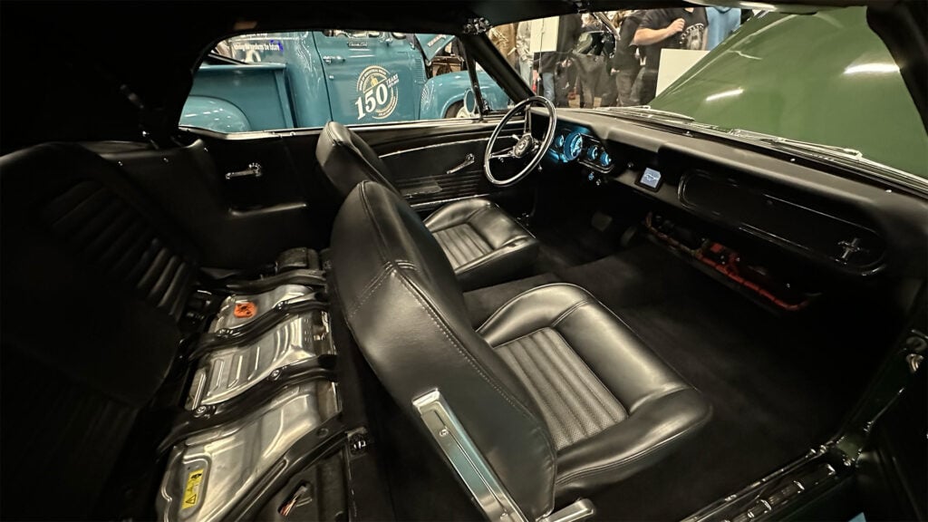 Inredning på Ford Mustang konverterad till eldrift med batteripaket synligt.