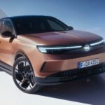 Framsidan av nya Opel Grandland 2024 med Pixel HD-strålkastare och kopparfärgad design.