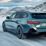 BMW i5 40 eDrive snett bakifrån.