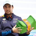 Sergio Pérez i Red Bull-kläder håller en illustration av en bunt med pengar, vilket symboliserar de stora sponsoravtal som försvinner med honom.
