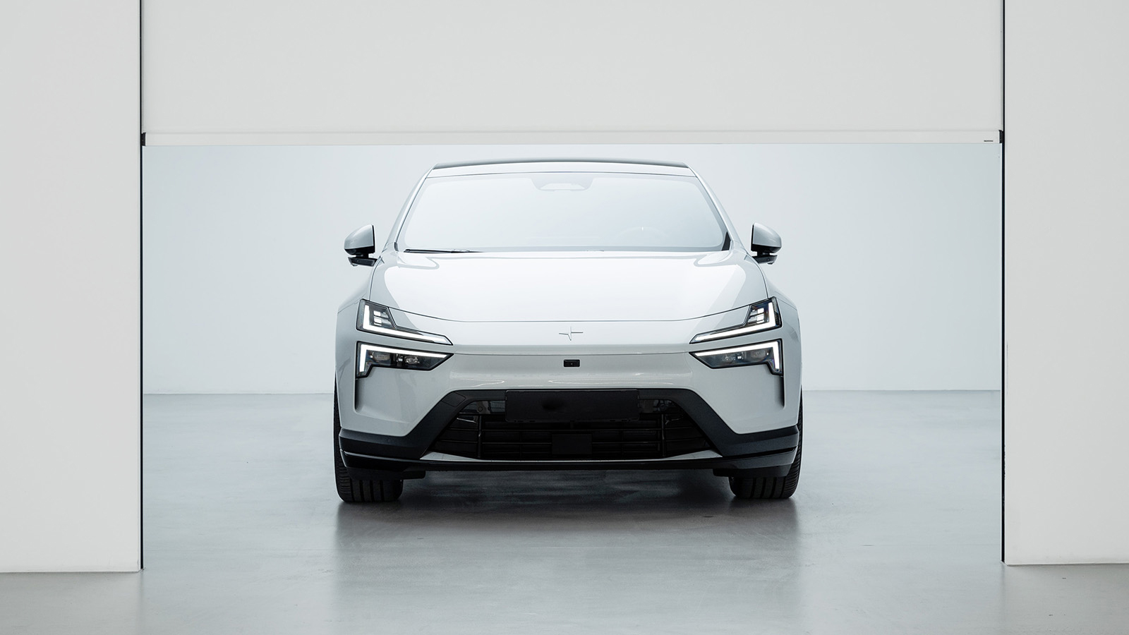 Vit Polestar i vitt garage.