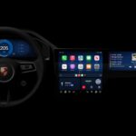Digitalt instrumentkluster i en Porsche med Apples CarPlay 2.0 som visar hastighet, navigering, samtalsfunktioner och musikgränssnitt på flera skärmar.
