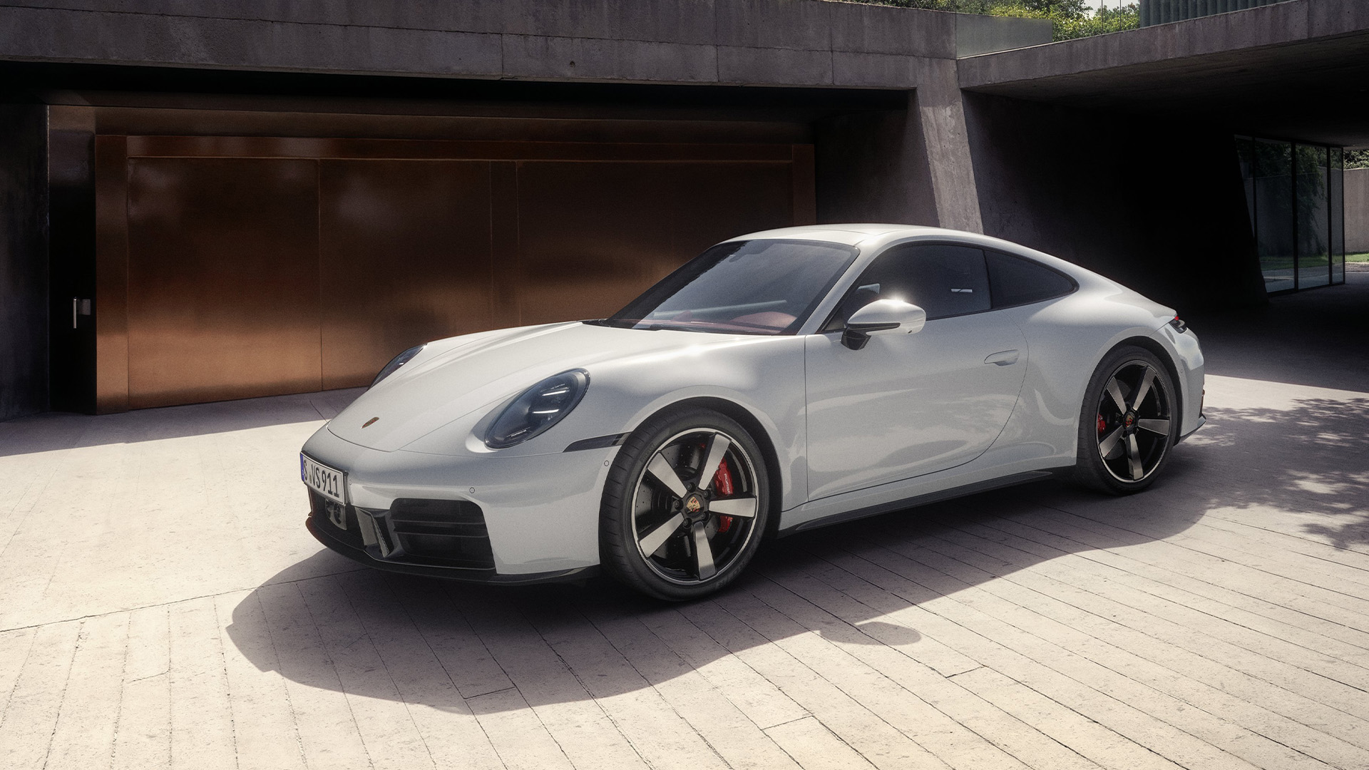 Porsche 911 Carrera S i helbild snett framifrån.