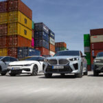 Testbilarna på rad körandes. Från vänster, Audi Q4, Kia EV6, BMW iX2, Volvo EC40