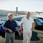 John Hennessey, Christian von Koenigsegg och Mate Rimac framför varandras bilar.