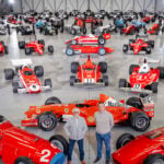 Bernie Ecclestone och om Hartley Jnr framför bilsamlingen som snart ska säljas på auktion.