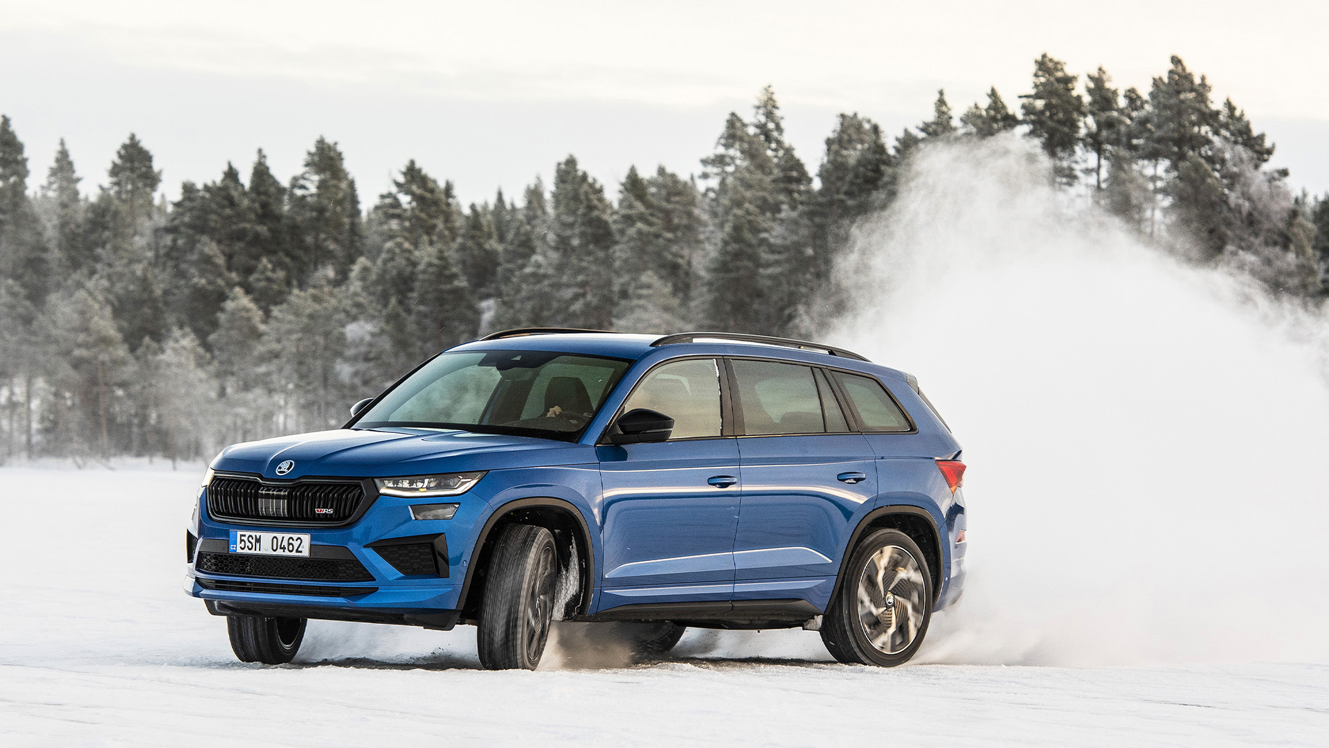 ŠKODA KODIAQ sladdar på snö.